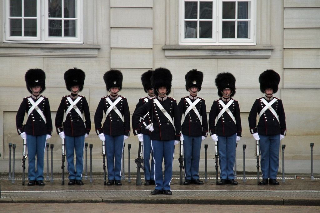 Cambio de guardia frente al Palacio de Amalienborg en Copenhague, Dinamarca.