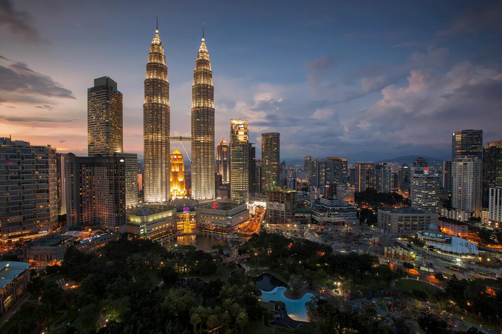 Vista nocturna de las Torres Petronas iluminadas en Kuala Lumpur, Malasia.