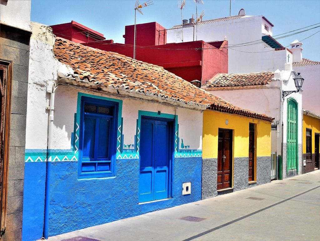 Casas coloridas con detalles tradicionales en un pueblo pintoresco de Tenerife, reflejando la cultura local.