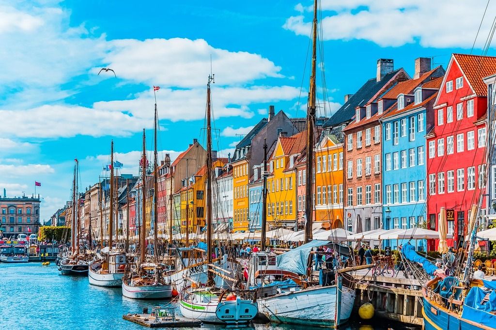 Nyhavn, el famoso puerto con casas coloridas y barcos en Copenhague, Dinamarca.