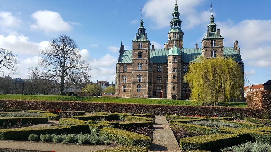 Vista del Castillo de Rosenborg y sus jardines en Copenhague, Dinamarca.