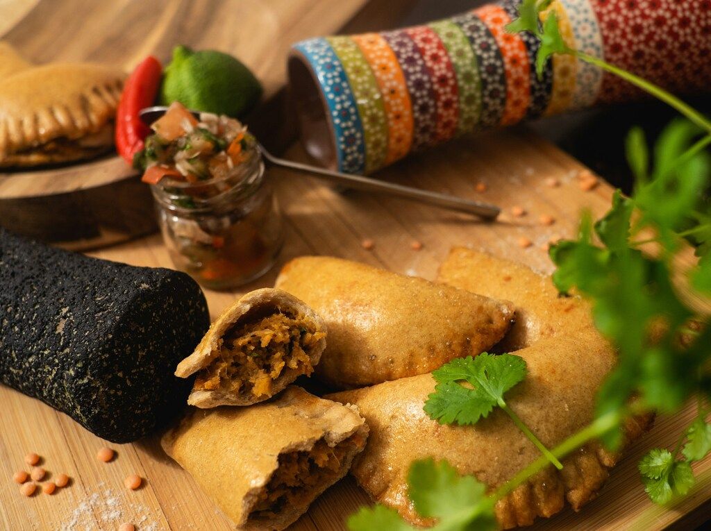 Empanadas caseras rellenas acompañadas de salsa criolla