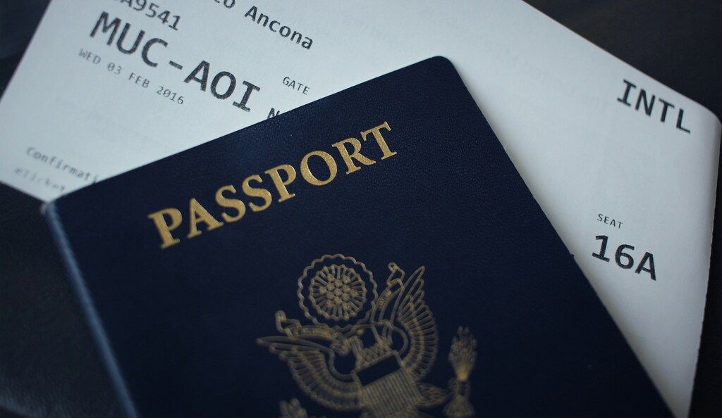Pasaporte estadounidense junto a una tarjeta de embarque.
