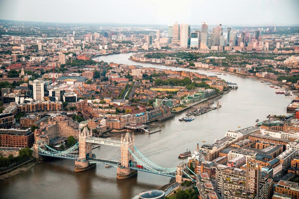 Vista aérea de Londres con el Tower Bridge sobre el río Támesis.