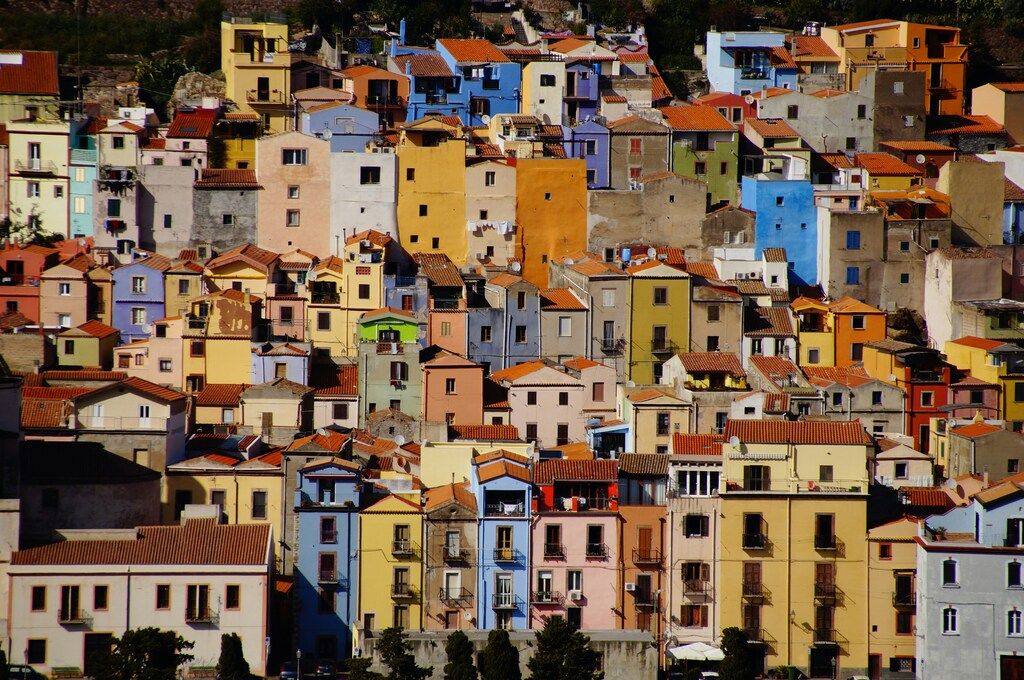 Casas de colores en la colina de Bosa, una pintoresca localidad de Cerdeña