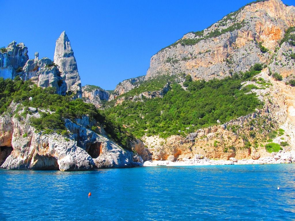 Acantilados y aguas turquesas en Cala Goloritzé, una joya natural de la costa este de Cerdeña