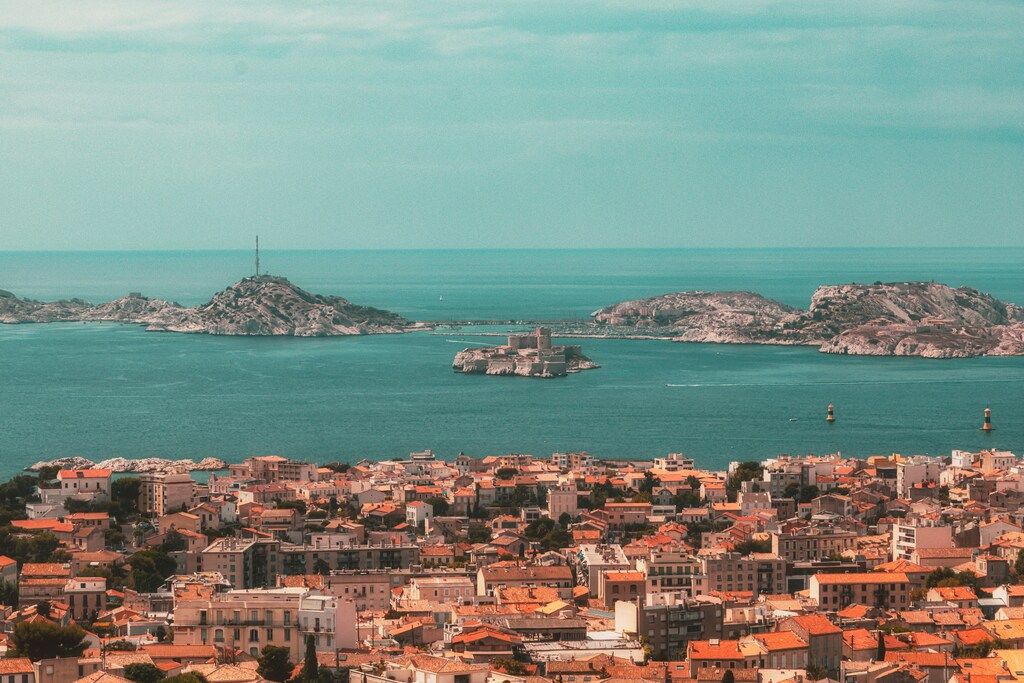 Vista del Castillo de If y las islas del Frioul desde la ciudad de Marsella.