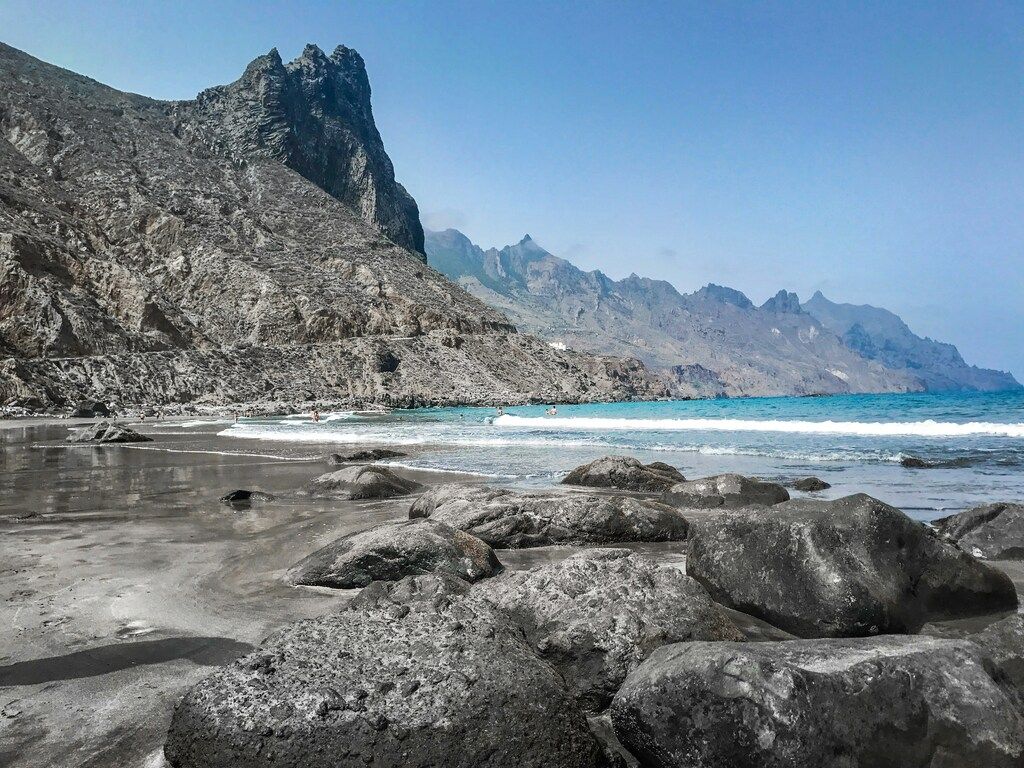 Playa de Benijo de Tenerife con arena oscura y formaciones rocosas en la costa norte de Tenerife