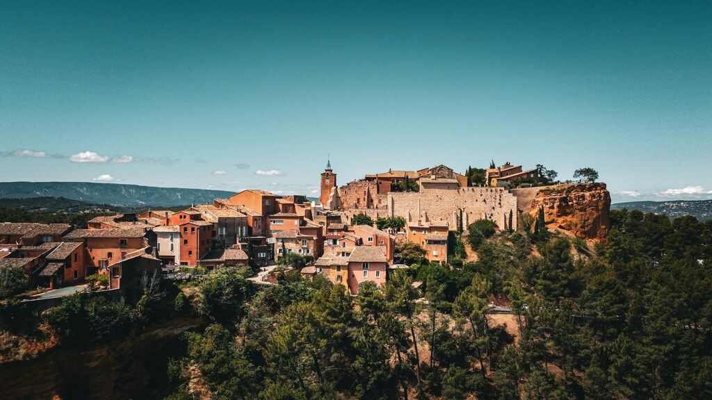 Vista aérea del encantador pueblo de Roussillon con casas de tonos ocres en la Provenza.