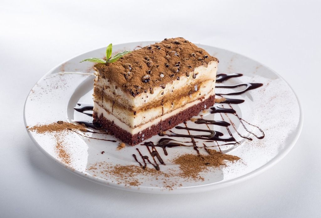 Prekmurska gibanica: tarta de capas con crema y cacao, decorada con sirope de chocolate