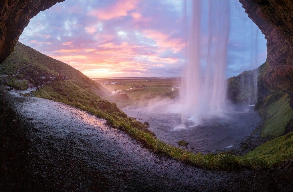 Cascada Seljalandsfoss vista desde dentro de la cueva al atardecer