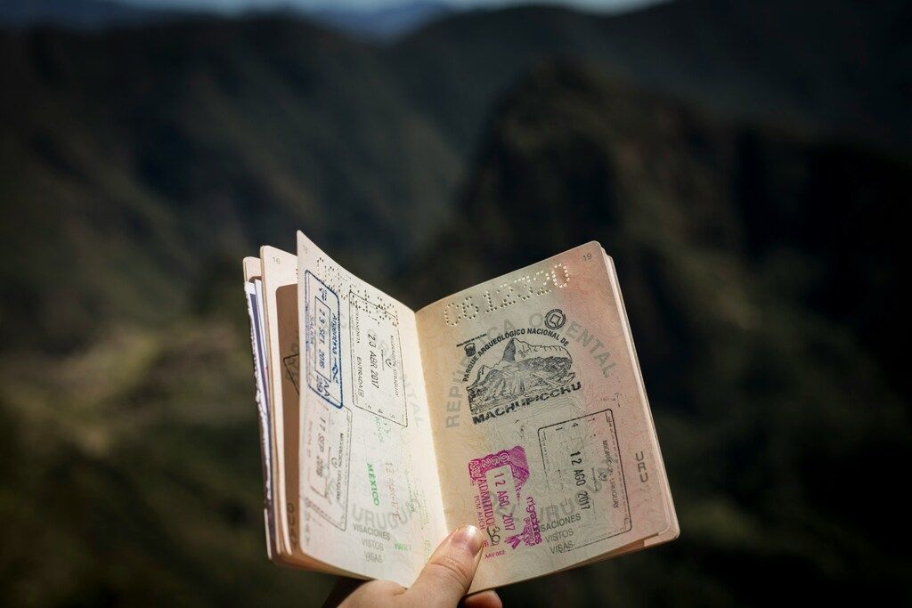 Pasaporte abierto con sellos de varios países