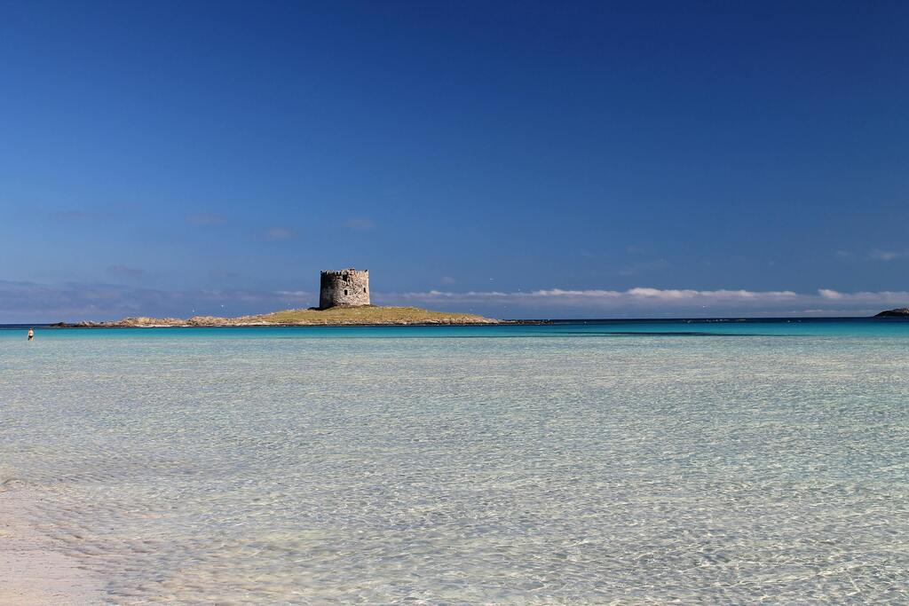 Torre aragonesa en una isla frente a la playa de La Pelosa, Cerdeña.