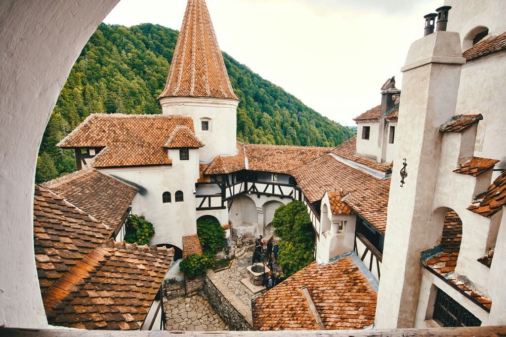 Vista panorámica del patio del Castillo de Bran en medio del bosque