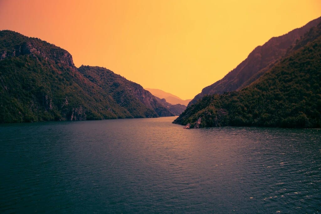 Lago Koman Albania: cómo visitar el fiordo escondido más espectacular del país