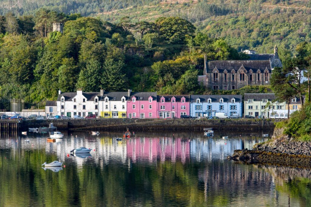 Casas de colores pastel en Portree, Escocia.