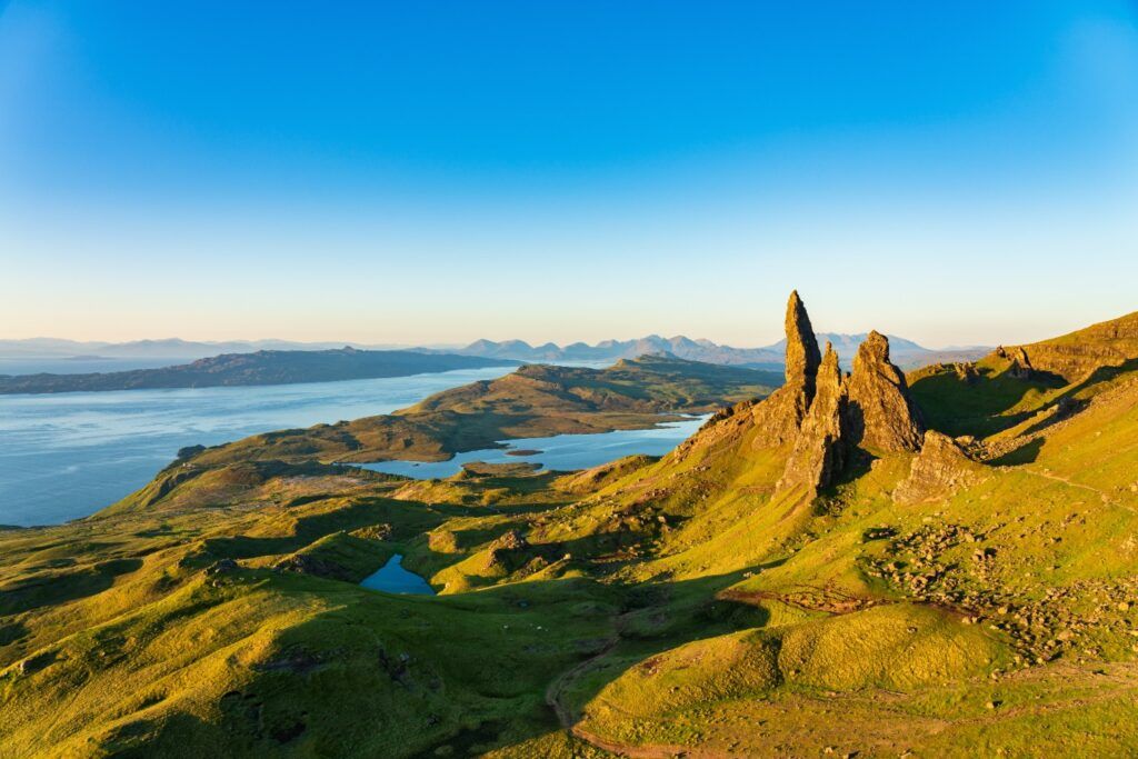El Old Man of Storr, pináculo rocoso, con vistas panorámicas de la costa de Skye al atardecer o amanecer.
