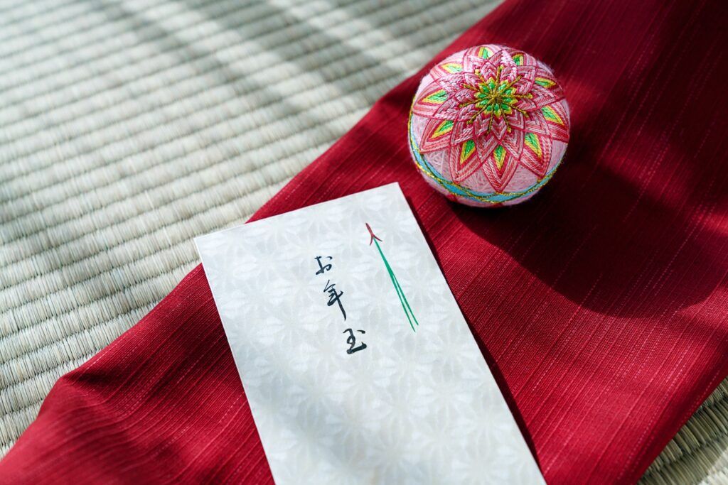 Sobre Otoshidama con dinero para niños.