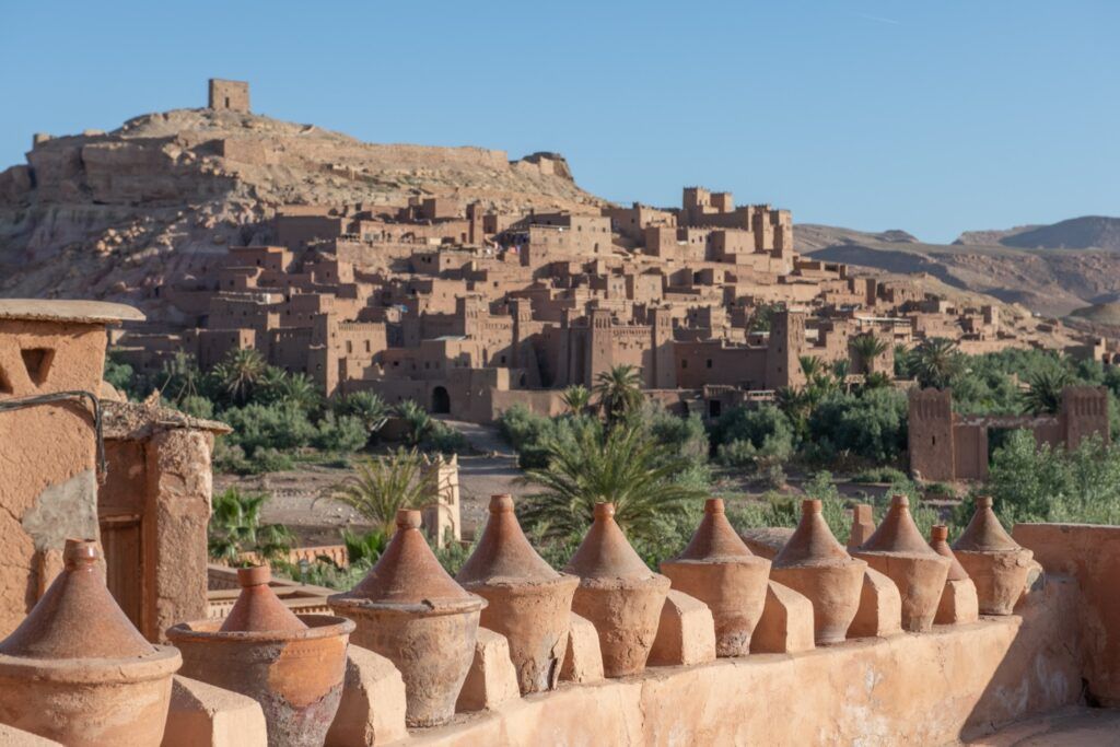 Vista de la Kasbah fortificada de Ait Benhaddou en Marruecos, con decoraciones de adobe en primer plano.