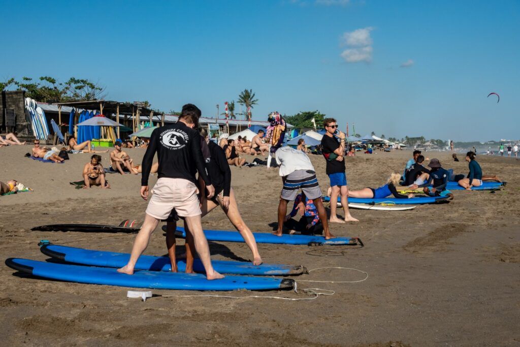 Clase de surf principiantes en la playa Seminyak de Bali.