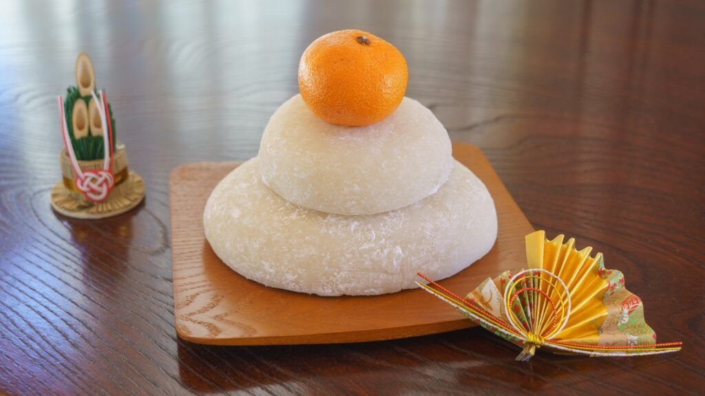 Decoración Kagami Mochi con mandarina.
