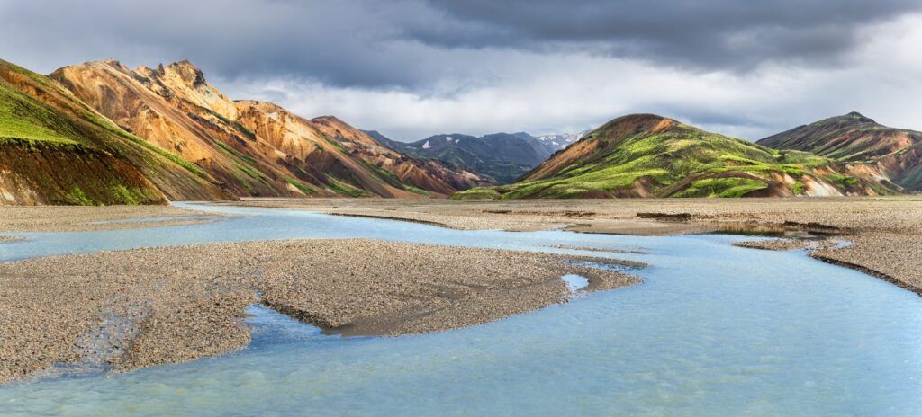 Río azul lechoso en Landmannalaugar rodeado de montañas de riolita.