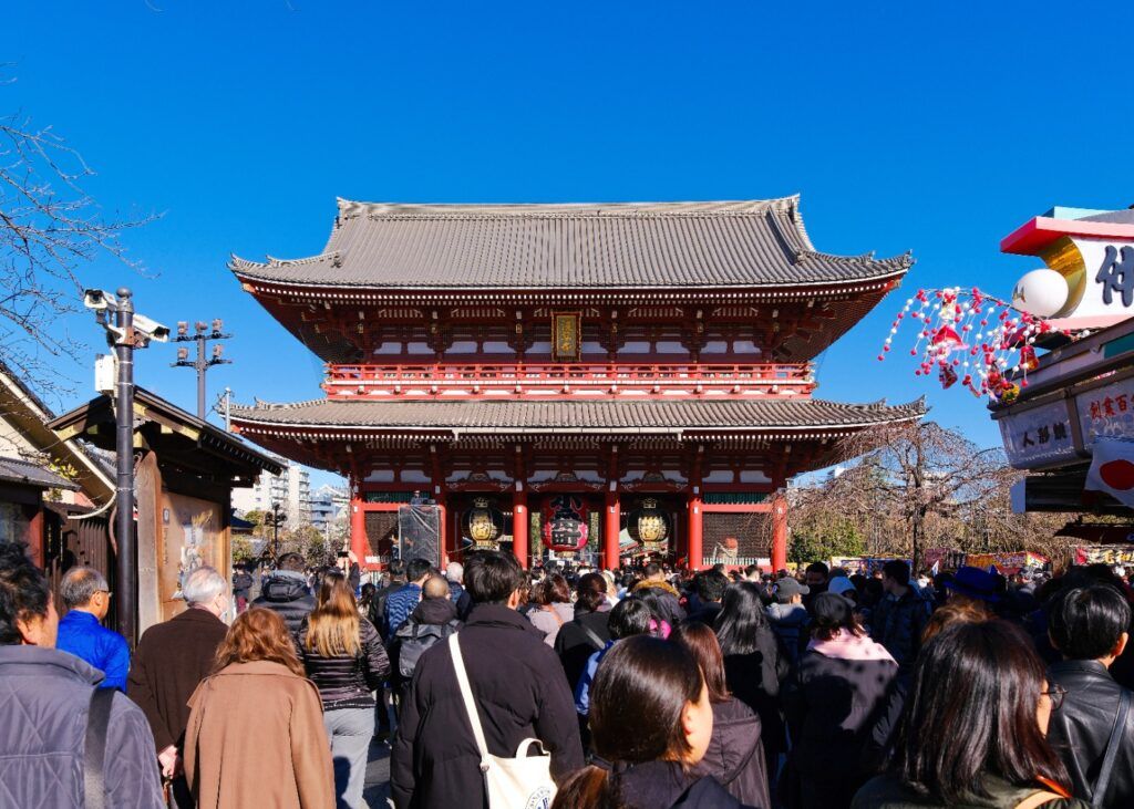 Multitud en Hatsumōde en el templo japonés.