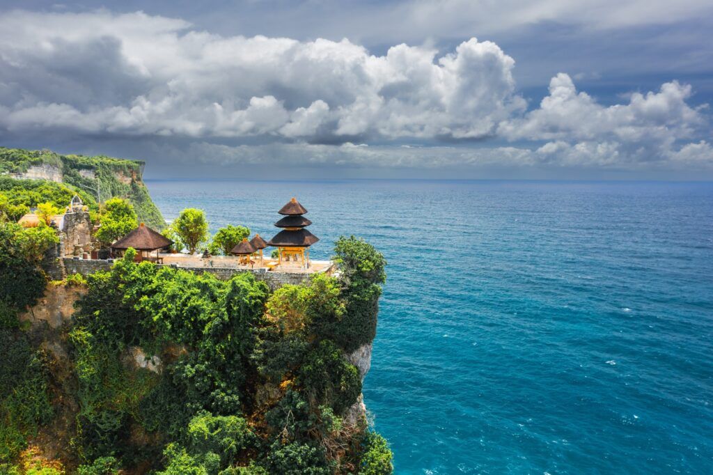Templo Pura Uluwatu encaramado en un acantilado sobre el océano en Bali.