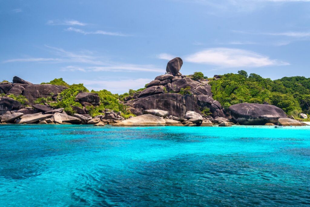 Grandes formaciones rocosas rodeadas de agua cristalina en las Islas Similan, Tailandia.