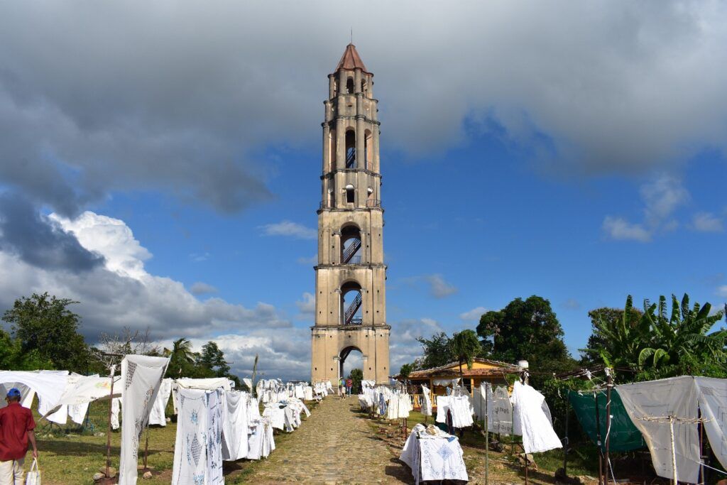 Tour Manaca Iznaga dans la Vallée de los Ingenios, avec du linge blanc qui sèche dans le champ.