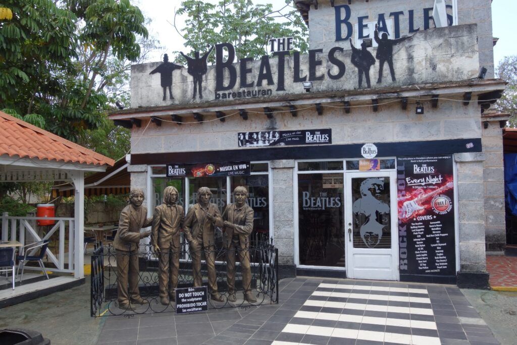 Fachada del bar The Beatles con las figuras de los cuatro músicos.