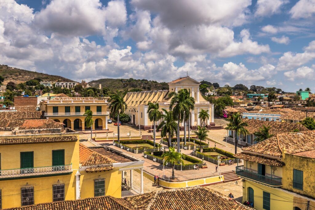 Vue aérienne de la Plaza Mayor de Trinidad, avec des palmiers et l'église Parroquial Mayor.