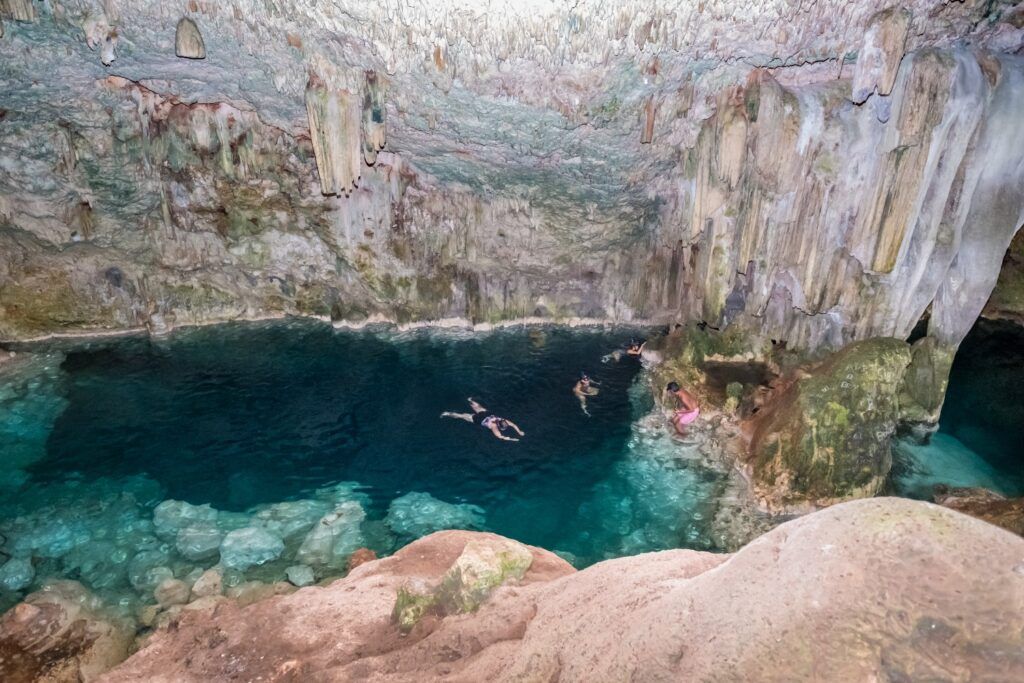 Turistas nadando en las aguas cristalinas de la piscina natural de la Cueva de Saturno, Matanzas.