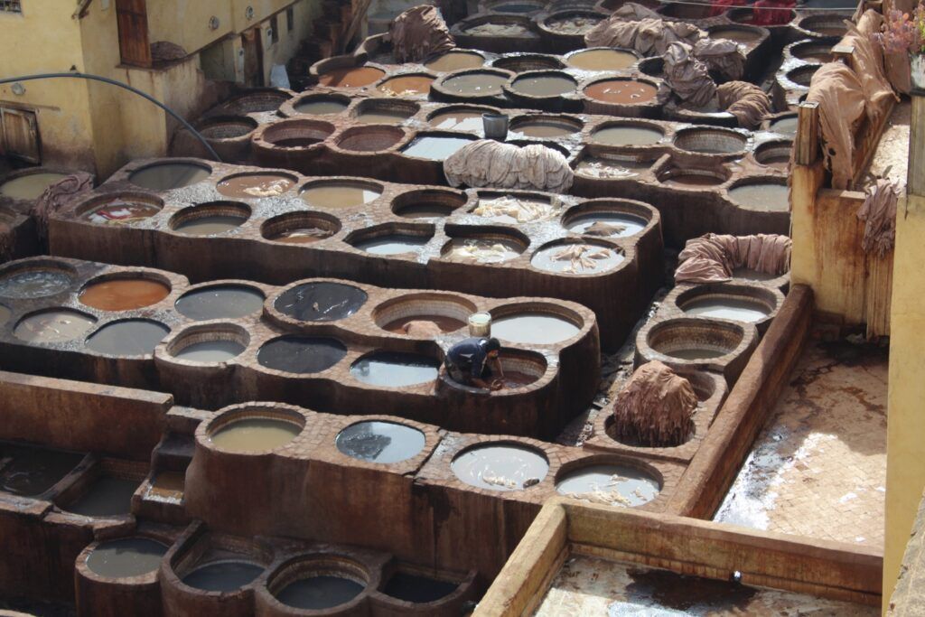 Vista de las históricas curtidurías de Fez, con numerosos pozos de piedra llenos de tintes de diferentes colores para el tratamiento tradicional del cuero.