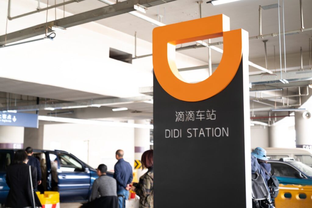 Primer plano de un tótem informativo de 'Didi Station' en un área de transporte en China.