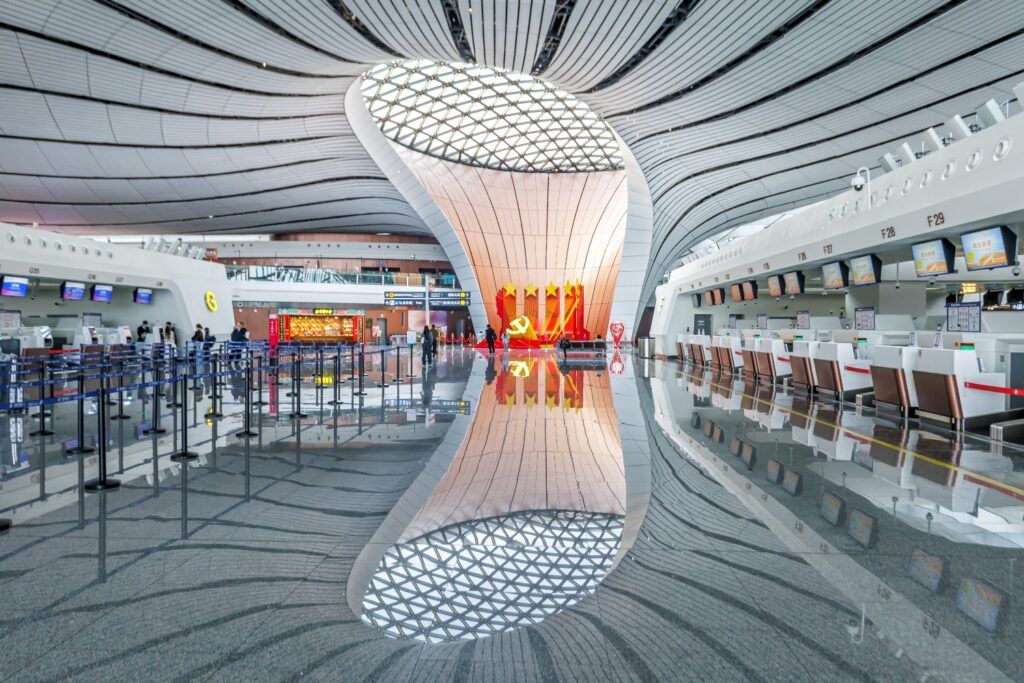 Interior moderno y futurista de la terminal del Aeropuerto Internacional de Pekín-Daxing, en China